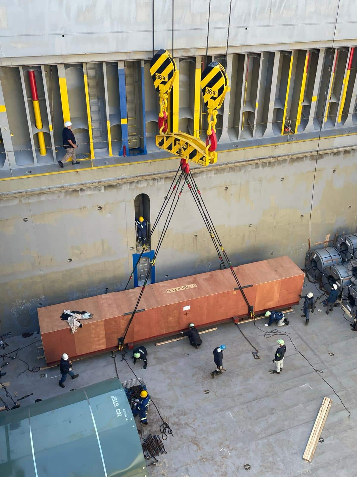 Mid‑stream lifting of heavy‑lift generator turbine near Yokohama Seaport, coordinated by the Broekman Logistics India project team.